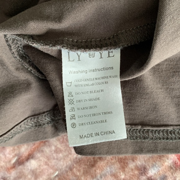 Mock neck sleeveless top - Picture 3 of 4